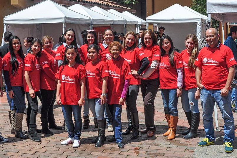 El Fondo Huella Grancolombiana otorga becas a cientos de estudiantes con necesidades económicas. El equipo es liderado por  la Comunicadora Social, Vanessa Galeano. 